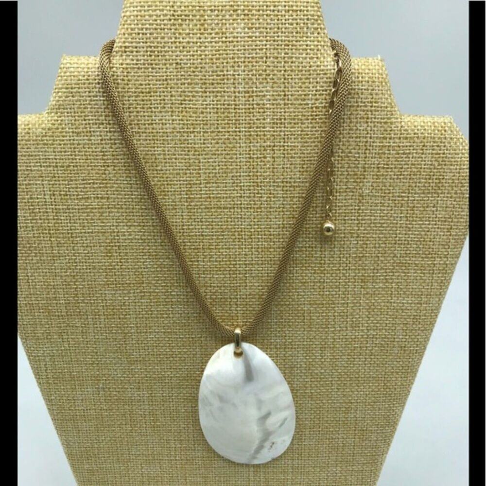 Mother of Pearl Pendent Necklace Gold Tone Mesh